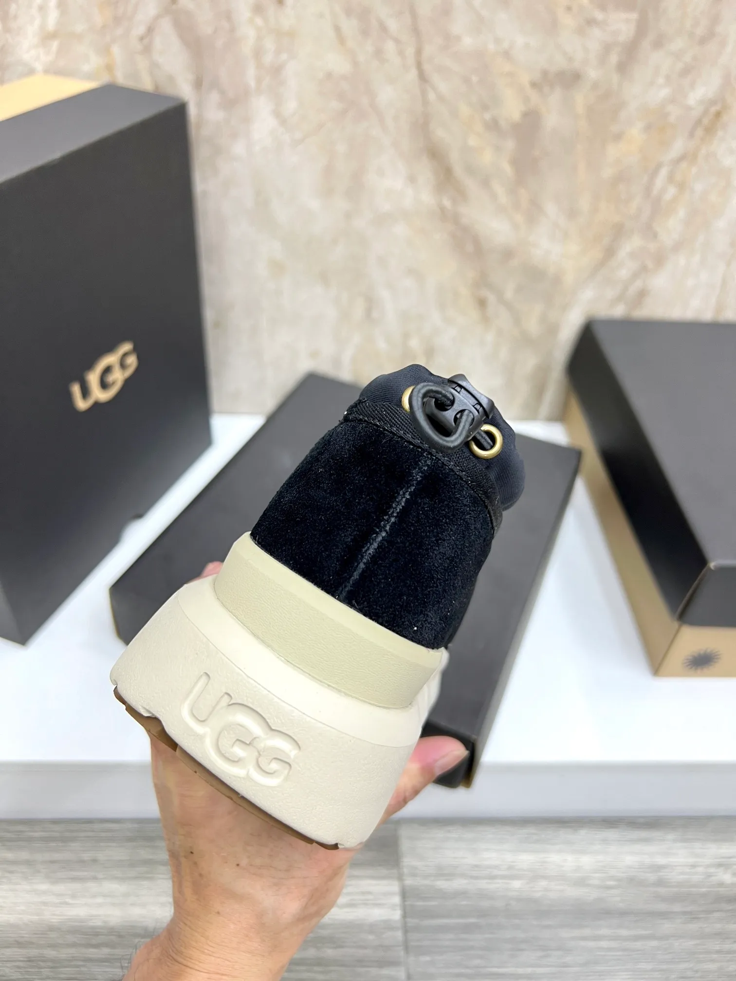 Men's men's shoes💰: 💰540💰Couple model👫 UGG Tasman Weather Hybrid one-second snow boots👢 Wang Yibo's same 👏 classic Tasman shoe is designed with environmentally friendly waterproof and snowproof material, which is both fashionable and functional. At the same time, it is paired with the new UGG Keen furry color-blocked jacket. Bright orange and maroon collide to create a new light outdoor style and open up a new travel experience in early autumn! Using the best materials, the 17mm fur-integrated surface is warmer and more breathable, and the outsole is upgraded to a lightweight and wear-resistant light wing technology outsole! Size: Women’s size 35-40 / Men’s size 38–44 (45 customized) Official website color
